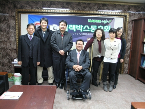 차량용블랙박스사용자의 모임인 네이버카페 블랙박스동호회는 2010년 1월 12일에 2009년도 연말 바자회행사을 통한 성금을 사단법인 한국교통장애인협회(회원수 8만명)에 기부하는 전달식을 가졌다.
