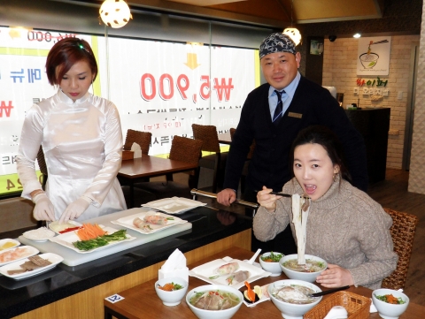 쌀국수 맛! 가격! 한 번에 묶는 것이 대세다. 커플들이 명동맞집 ‘싸이퍼’ 전통쌀국수레스토랑에서 5900원 세트메뉴와 베트남 전통의상을 입은 여성이 직접 싸주는 야채쌈을 먹고 추운 겨울날 따듯한 식사를 즐기고 있다.