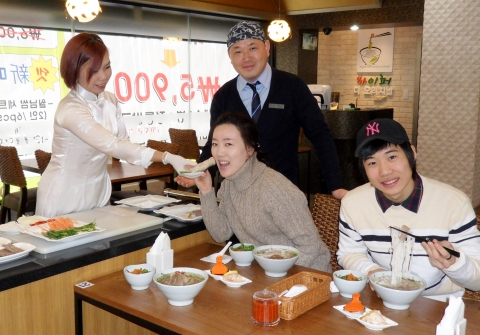 쌀국수 맛! 가격! 한 번에 묶는 것이 대세다. 커플들이 명동맞집 ‘싸이퍼’ 전통쌀국수레스토랑에서 5900원 세트메뉴와 베트남 전통의상을 입은 여성이 직접 싸주는 야채쌈을 먹고 추운 겨울날 따듯한 식사를 즐기고 있다.