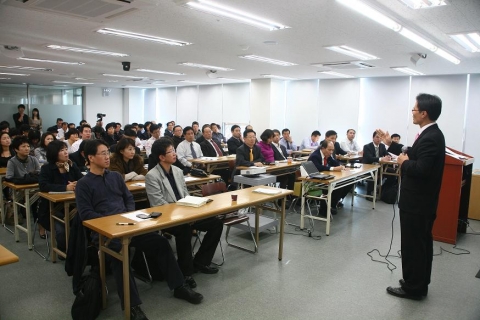 지난 11월 최초의 필굿다이어트 창업설명회를 개최하고 있는 리포젠의 빈현우 사장