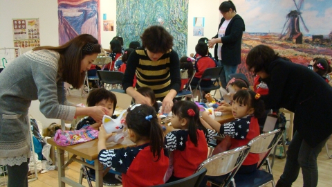 체험장에서 어린이와 학부모들이 함께 명화작품 체험을 하고있다
