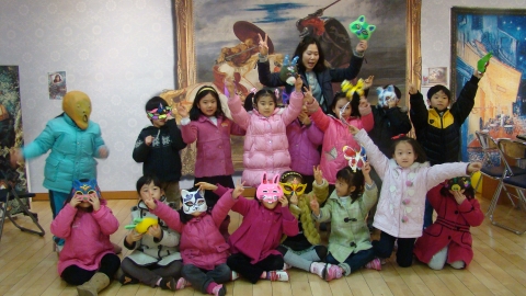 어린이들이'나만의 명화 가면 만들기'체험을 한후 즐거워하고 있다