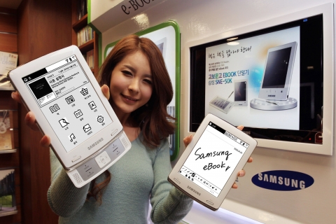 삼성전자 홍보도우미가 교보문고 강남점에서 삼성전자의 6인치(15.2cm) 와이파이(Wi-Fi) eBook 신제품(모델명:SNE-60K)을 소개하고 있다.