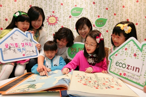LG하우시스의 주부 컨설턴트 그룹인 '지엔느(Z:ENNE)' 가족들이 'ECO Z:IN 공기를 살리는 벽지'로 시공된 방에서 제품 샘플북을 살피