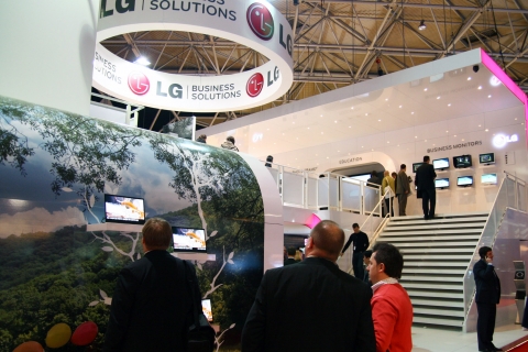 2일 네덜란드 암스테르담에서 개막된 'ISE(Integrated Systems Europe) 2010´의 LG전자 전시관. 개막 첫날부터 딜러, 유통 채널 관계자 및 관람