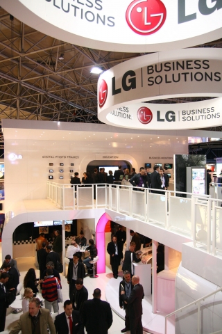 2일 네덜란드 암스테르담에서 개막된 'ISE(Integrated Systems Europe) 2010´의 LG전자 전시관. 개막 첫날부터 딜러, 유통 채널 관계자 및 관람