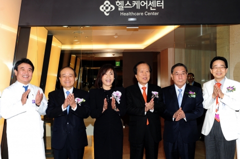 2일 오후 서울 광진구 화양동 건국대병원에서 열린 헬스케어센터 개소식에서 참석자들이 테이프 커팅을 한 후 박수를 치고 있다. 사진 왼쪽부터 백남선 병원장, 오 명 건국대 총장, 김