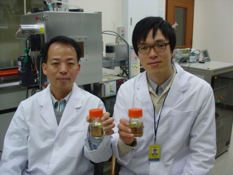 고효율 마이크로파 가열식 고속합성장치로 합성해낸 바이오디젤 샘플을 들고 있는 정순신 박사(왼쪽)와 김대호 박사(오른쪽)