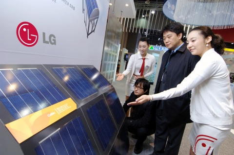 3日 일산 킨텍스에서 열린 &#039;2010세계태양에너지엑스포&#039;를 찾은 방문객들이 LG전자 부스의 태양전지를 관람하고 있다.