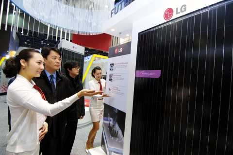 3日 일산 킨텍스에서 열린 &#039;2010세계태양에너지엑스포&#039;를 찾은 방문객들이 LG전자 부스의 태양전지를 관람하고 있다.