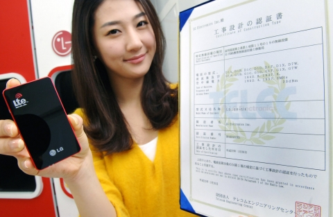 LG전자 모델이 4세대 LTE 분야에서 업계 최초로 획득한 일본 내 무선기기 기술기준적합증명인 'TELEC'인증서와 NTT도코모社의 망 테스트에 사용될 데이터카드