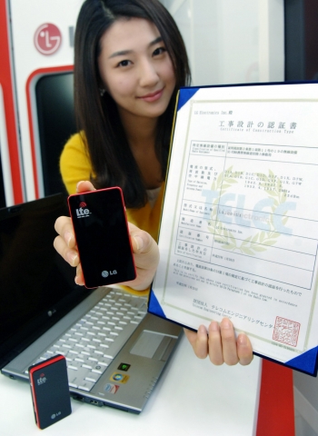 LG전자 모델이 4세대 LTE 분야에서 업계 최초로 획득한 일본 내 무선기기 기술기준적합증명인 'TELEC'인증서와 NTT도코모社의 망 테스트에 사용될 데이터카드