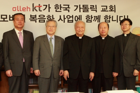 이석채 회장이 정진석 추기경을 예방하고 기념촬영을 하는 모습. 좌로부터 KT 이경수 전무(컨버전스와이브로본부장), KT 이석채 회장, 정진석 추기경, 주호식 신부(서울대교구 전산정