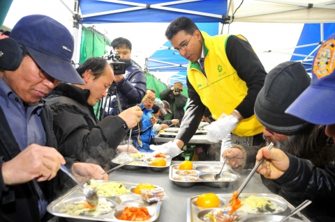 S-OIL 아흐메드 에이 수베이 CEO가 3일 서울 영등포 광야교회에서 열린 ‘S-OIL과 함께 하는 사랑의 떡국 나누기’ 자원봉사 행사에서 노숙자들에게 직접 끓인 떡국을 배식하고 있다.