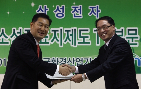 2월 3일(수) 서울 불광동에 위치한 한국환경산업기술원(KEITI)에서 삼성전자 영상디스플레이사업부 한종희 상무(사진 왼쪽)가 탄소성적표지 인증서를 한국환경산업기술원 환경경영본부 