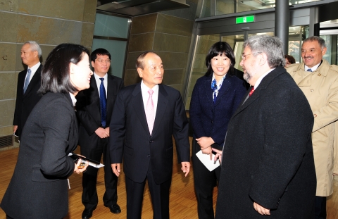 오 명 건국대 총장이 지난 1월22일 오후 한국을 방문중인 파라과이의 엑토르 라코그나타(Hector Lacognata) 외무부 장관을 접견하고 건국대의 첨단 실버 시설인 더 클래식