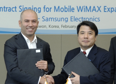 삼성전자 네트워크사업부장 김운섭 부사장과 요타 데니스 스베르드로프 CEO는 최근 모바일 와이맥스 기지국 5,000식에 대한 추가 공급 계약을 체결했다.