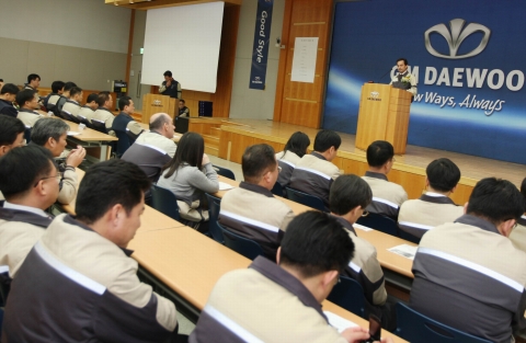 8일 GM DAEWOO 마이크 아카몬 사장은 지엠대우 노동조합 제 31년차 정기대의원대회에 참석, '변화'와 '소통'을 강조하며 노동조합에 협조