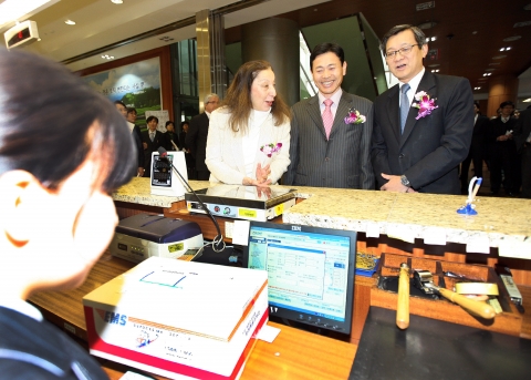 남궁 민 우정사업본부장(가운데)과 엘리자베스 로행 프랑스 대사(왼쪽), 추아 타이 컹 싱가포르 대사(오른쪽)가 8일 서울 중앙우체국에서 열린 ‘한국-프랑스, 한국-싱가포르간 우체국 국제특송 배달보장서비스’ 시행 기념식에서 자국으로 보내는 국제특송 EMS를 접수하고 있다. &lt;사진제공 : 우정사업본부&gt;