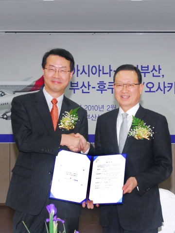 8일 부산 범천동 부산상공회의소에서 열린 '아시아나-에어부산, 부산∼후쿠오카/오사카 공동운항 조인식'에서 윤영두 아시아나항공 사장(오른쪽)과 김수천 에어부산 사장