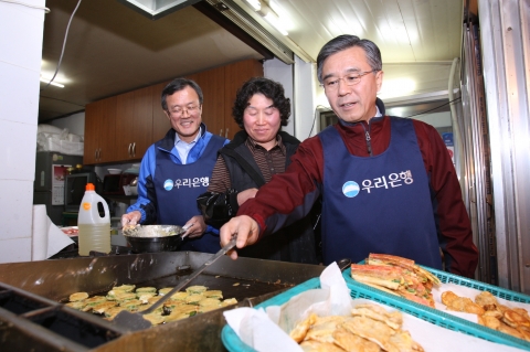 8일 오후 우리미소금융재단 회장을 겸하고 있는 이종휘 우리은행장이 민족의 명절인 설을 앞두고 논현동 영동시장에 위치한 한 반찬가게를 방문해 우리미소금융을 수혜한 전통시장 상인 박 