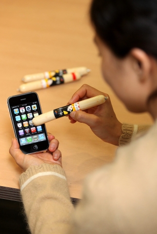 추운 겨울 ‘맥스봉’ 때아닌 아이폰 특수