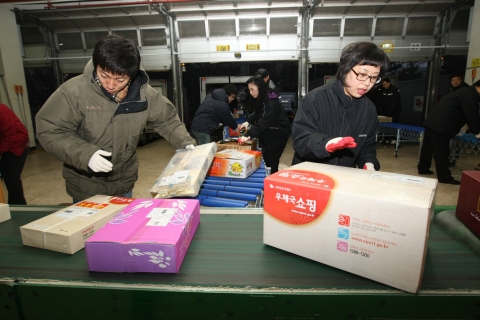 동서울우편집중국 직원들이 우체국으로 보낼 소포를 분류하고 있는 모습.
