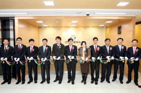 대치센트레빌지점 개점식 테이프 커팅식(오른쪽에서 네번째 이선훈 지점장)