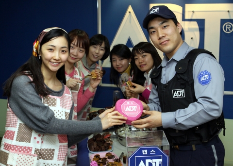 세계적인 시큐리티 업체 ADT캡스가 발렌타인데이를 맞아, 10일 삼성동 본사에서 ADT캡스 출동대원들을 위해 여직원들이 직접 만든 초콜릿을 전달하는 이벤트를 진행했다. 초콜릿을 전