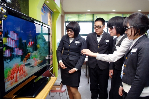 10일 부산 한바다중학교 '3D영어전용교실'에서 학생들이 LG전자의 3D TV로 영어교육방송을 시청하고 있다.