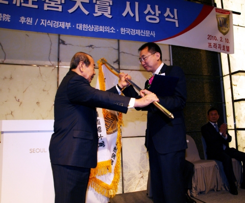 김수한 한국윤리경영대상 시상위원장(왼쪽), SK텔레콤 이명성 CTO(오른쪽)