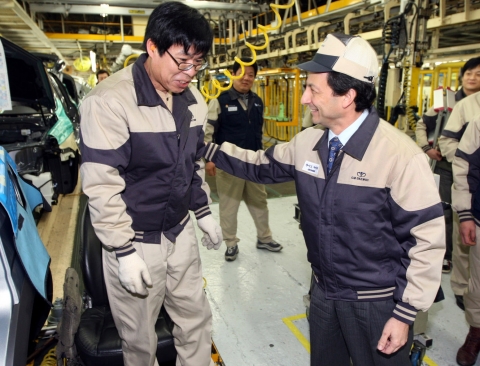 9일 GM DAEWOO 마이크 아카몬 사장이 GM DAEWOO 부평공장 야간 생산현장을 방문해 현장 직원들을 격려하는 모습.