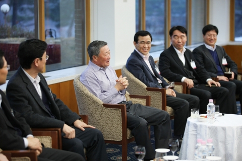 구본무 LG 회장(왼쪽 두번째)이 9일 경기도 이천 소재 LG인화원에서 진행된 신임전무교육에서 30여명의 각 계열사 전무 승진자들과 대화의 시간을 가졌다.