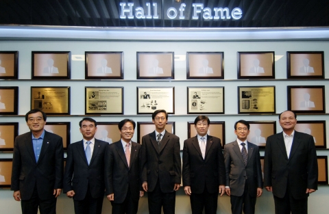 LG전자가 10일 오후 서울 양재동 서초R&D캠퍼스 내 '명예의 전당(Hall of Fame)'에 5명의 핵심연구인력을 헌정하는 행사를 가졌다. 남용 부회장(오른