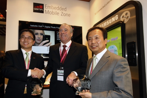 오른쪽 부터 삼성전자 신종균 사장, GSMA 로버트 콘웨이 회장(CEO), KT 표현명 사장