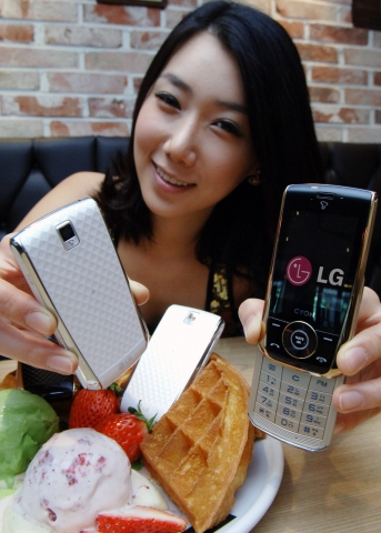 LG전자 모델이 와플을 연상시키는 올록볼록한 엠보싱 무늬의 와플폰을 선보이고 있다. 와플폰은 19일 SK텔레콤을 통해 30만원대 후반에 출시된다.