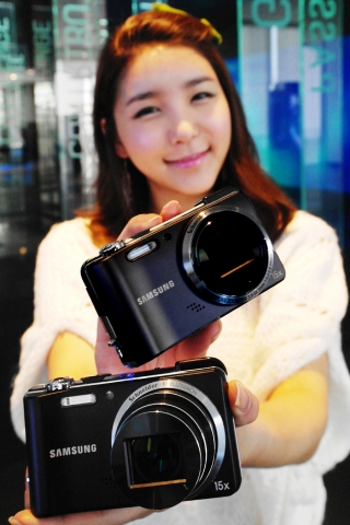 삼성전자 모델이 삼성전자 홍보관 딜라이트에서 'WB650'을 선보이고 있다.