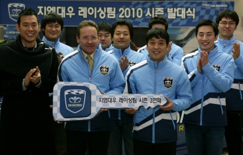 18일 GM DAEWOO 부평 본사 홍보관에서 '2010 시즌 발대식'이 열렸으며 이날 GM DAEWOO 레이싱팀 시즌 3년패를 축하하는 행사가 개최됐다. GM 