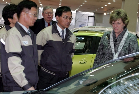 19일 GM DAEWOO의 군산공장을 방문한 캐슬린 스티븐스(Kathleen Stenphens) 주한 미국대사(사진 오른쪽)가 전영철 GM DAEWOO 국내생산부문장(사진 왼쪽) 