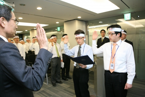 신한카드가 직원 및 직원 가족 등의 건강 증진을 위해 희망자를 대상으로 '금연 짝궁제'를 실시하기로 했다. 19일 오후 신한카드 본사 8층 회의실에서 열린 금연 