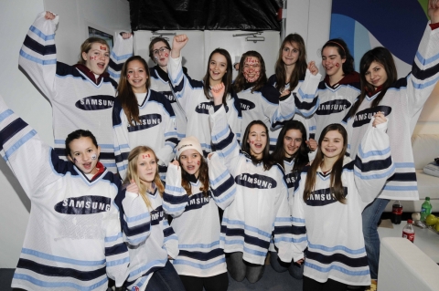 밴쿠버 삼성 올림픽 홍보관에서 밴쿠버 소재의 소녀 하키팀 (North Shore Ravens Bantam Girls Hockey Team)을 초청해 올림픽 경기 응원 이벤트를 가졌