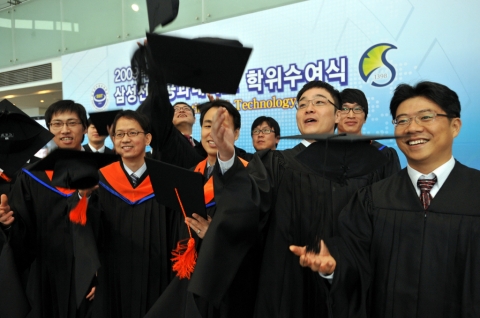 삼성전자공과대학 졸업생들이 모여 졸업을 축하하고 있다