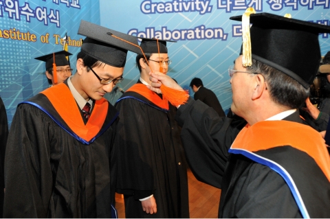 삼성전자공과대학 권오현 총장이 졸업생에게 석사학위를 수여하고 있다.