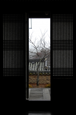 문간 사이로 보이는 군자마을 풍경(여행작가 정철훈)