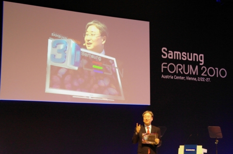 비엔나 오스트리아센터에서 진행되고 있는 '2010 삼성구주포럼'의 삼성전자 3D LED TV 공식 소개 행사에서 윤부근 사장이 3D LED TV를 소개하고 있다.