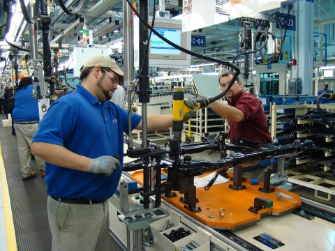 현대모비스 조지아 공장 직원들이 생산라인에서 모듈을 생산하고 있는 모습