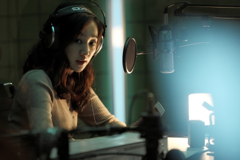 ‘심야의 FM’ 수애, 유지태의 긴장감 가득한 스틸 공개