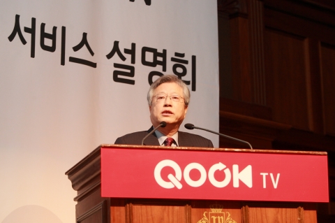 23일 강남에 위치한 임페리얼팰리스호텔에서 거행된 KT ‘쿡 TV open 서비스’ 설명회에서 KT 이석채 회장이 참석한 관계자들에게 감사인사를 하고 있다.