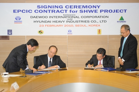 현대중공업 오병욱 사장(왼쪽 두번째), 대우인터내셔널 김재용 사장(오른쪽 두번째)이 14억불 규모의 미얀마 쉐(SHWE) 가스전 공사 계약서에 사인을 하고 있다.
