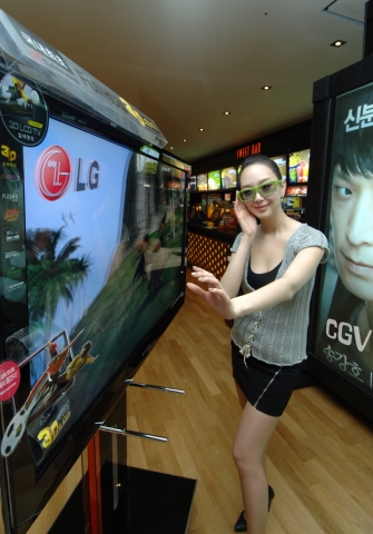 홍보 도우미가 CGV의 3D 전용관 앞에서 LG전자의 3D TV 제품을 시연해 보이고 있다.